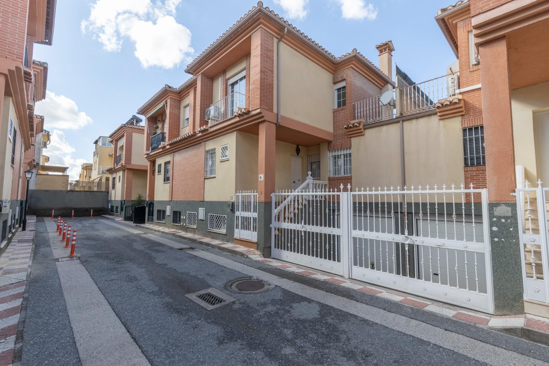 Exterior view of Single-family semi-detached for sale in Cájar  with Air Conditioner, Heating and Private garden