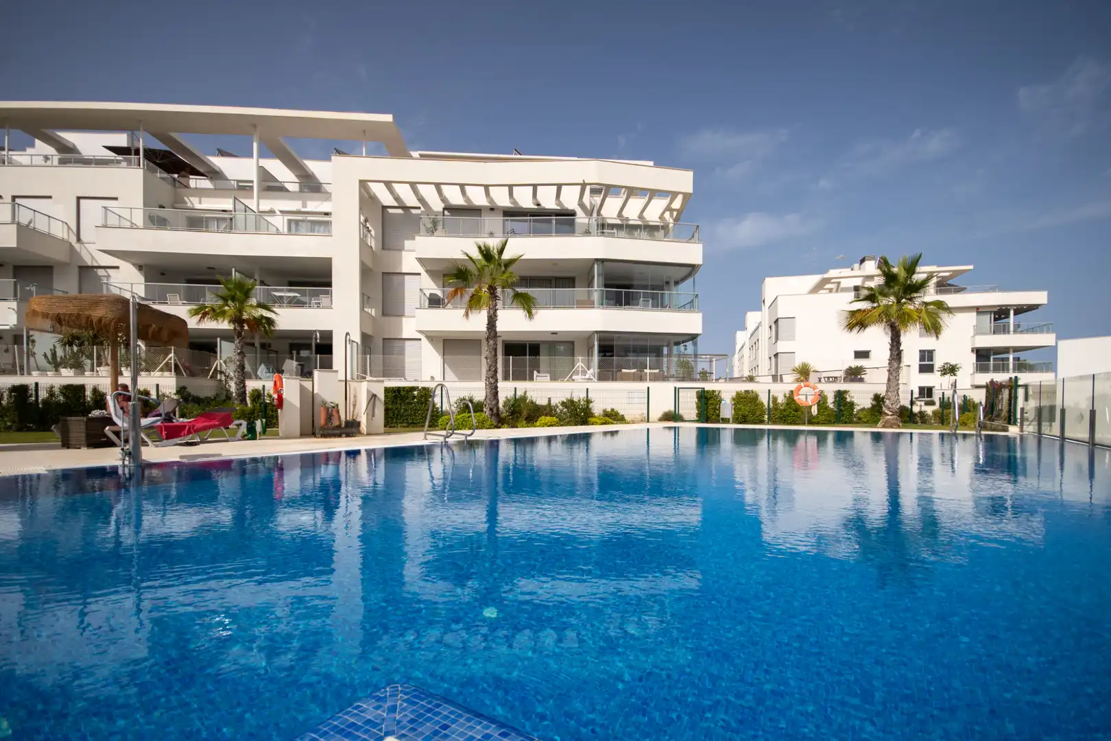 Piscina de Piso en venta en Mijas con Aire acondicionado, Jardín privado y Terraza