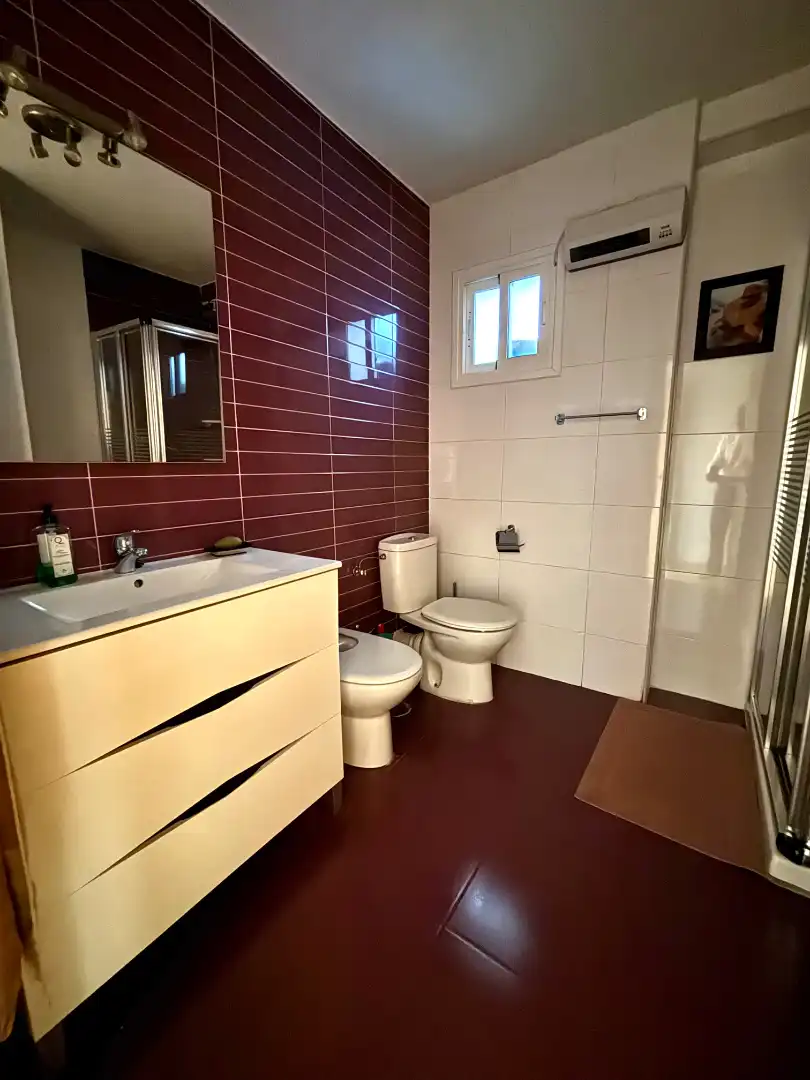 Badezimmer von Wohnung zum Verkauf in Plasencia mit Klimaanlage, Parkett und Ofen