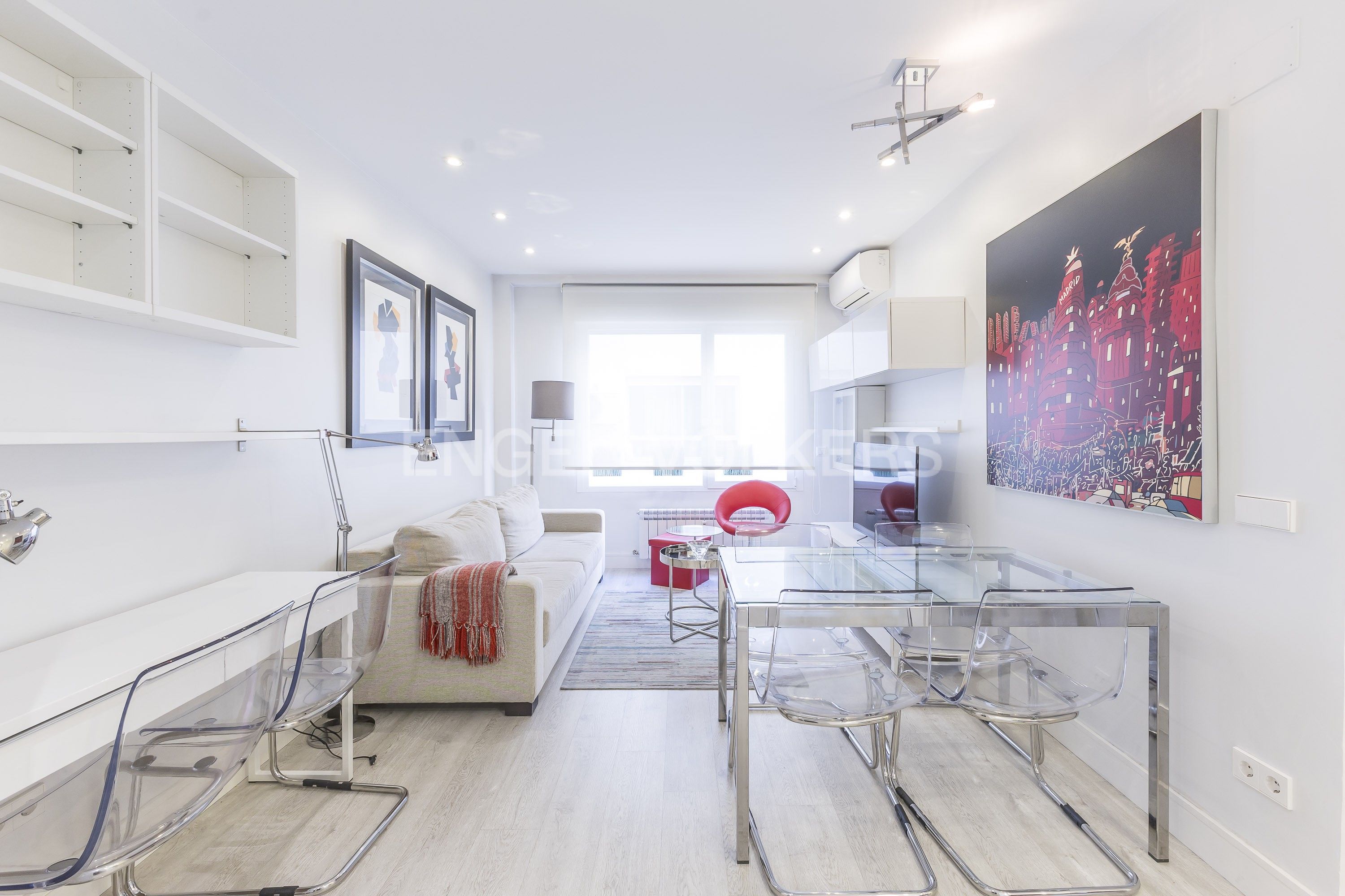 Sala d'estar de Apartament de lloguer en  Madrid Capital amb Aire condicionat, Calefacció i Moblat