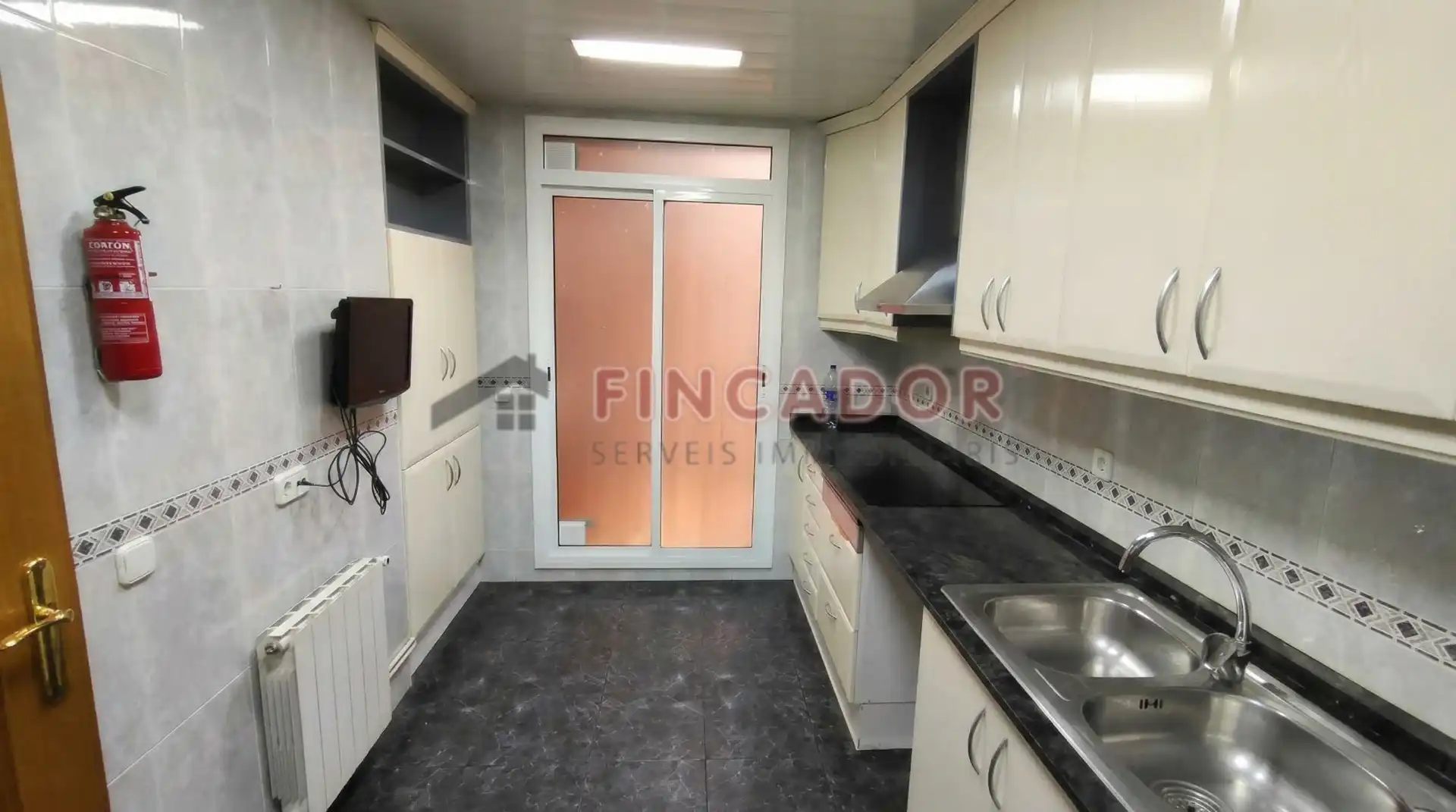 Cocina de Piso en venta en Cornellà de Llobregat con Calefacción, Parquet y Balcón