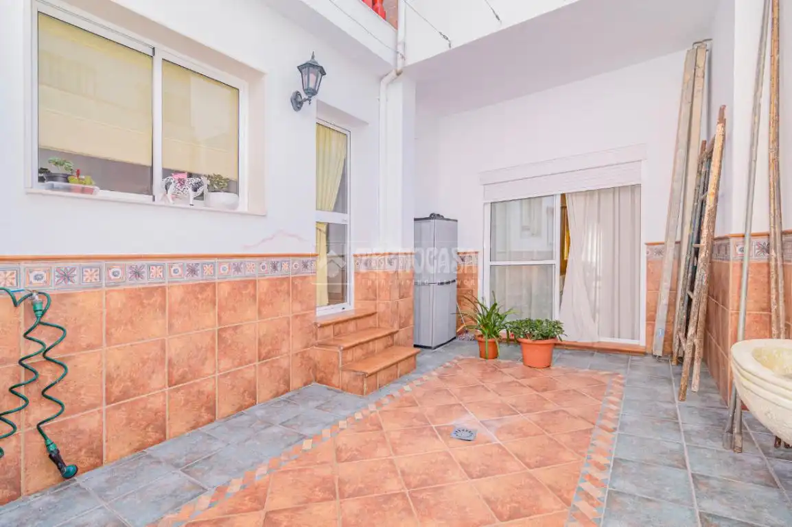 Vista exterior de Casa o xalet en venda en Lucena amb Aire condicionat, Jardí privat i Moblat