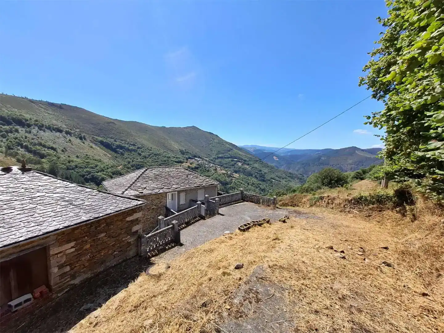 Vista exterior de Finca rústica en venda en Illano amb Moblat
