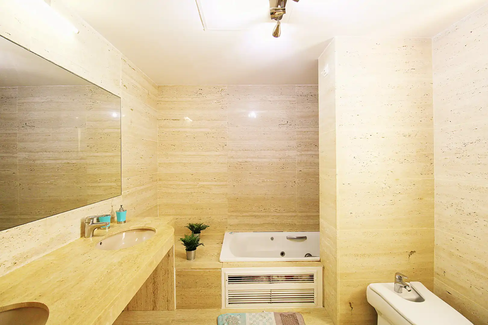 Baño de Piso en venta en Alhaurín de la Torre con Aire acondicionado, Terraza y Piscina comunitaria