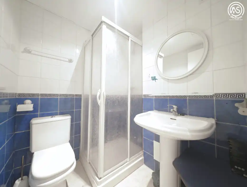 Bany de Apartament de lloguer en Mont-roig del Camp amb Aire condicionat, Calefacció i Jardí privat