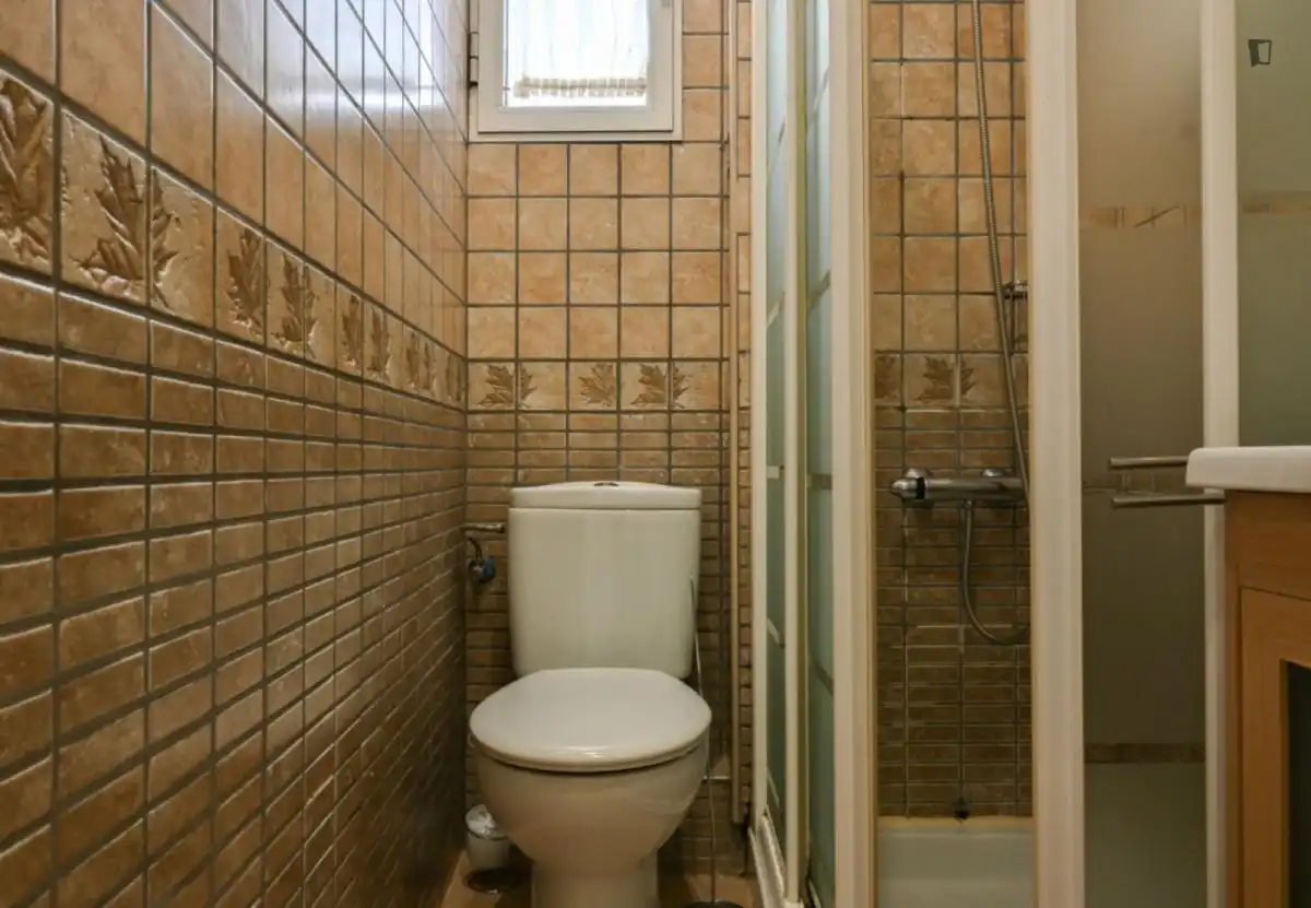 Badezimmer von Wohnungen zur Miete in Madrid mit Klimaanlage, Heizung und Möbliert