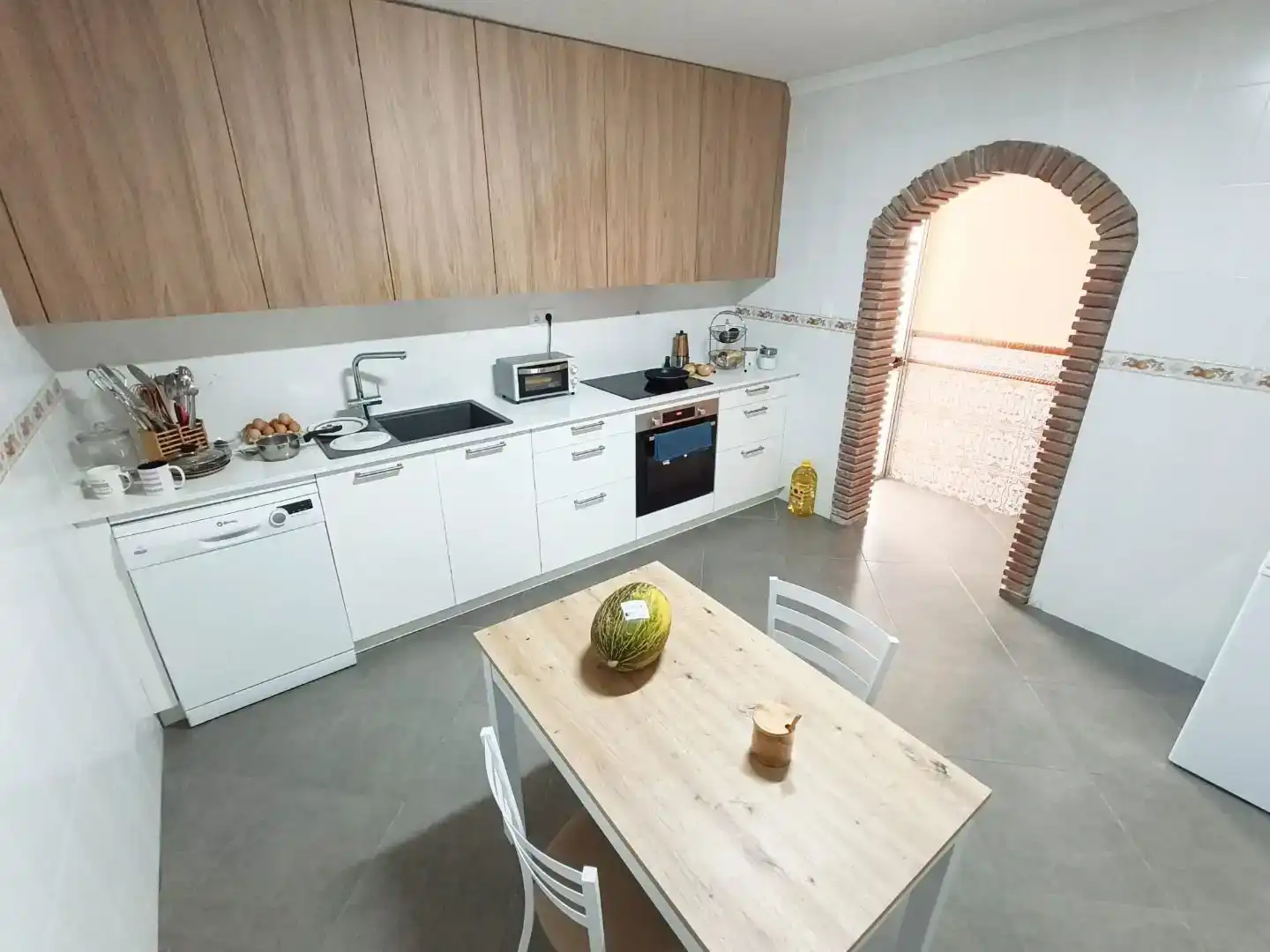 Cuina de Casa adosada en venda en Vélez-Málaga amb Aire condicionat, Terrassa i Traster