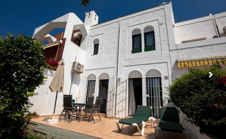 Vista exterior de Casa adosada en venda en Nerja amb Aire condicionat, Terrassa i Moblat