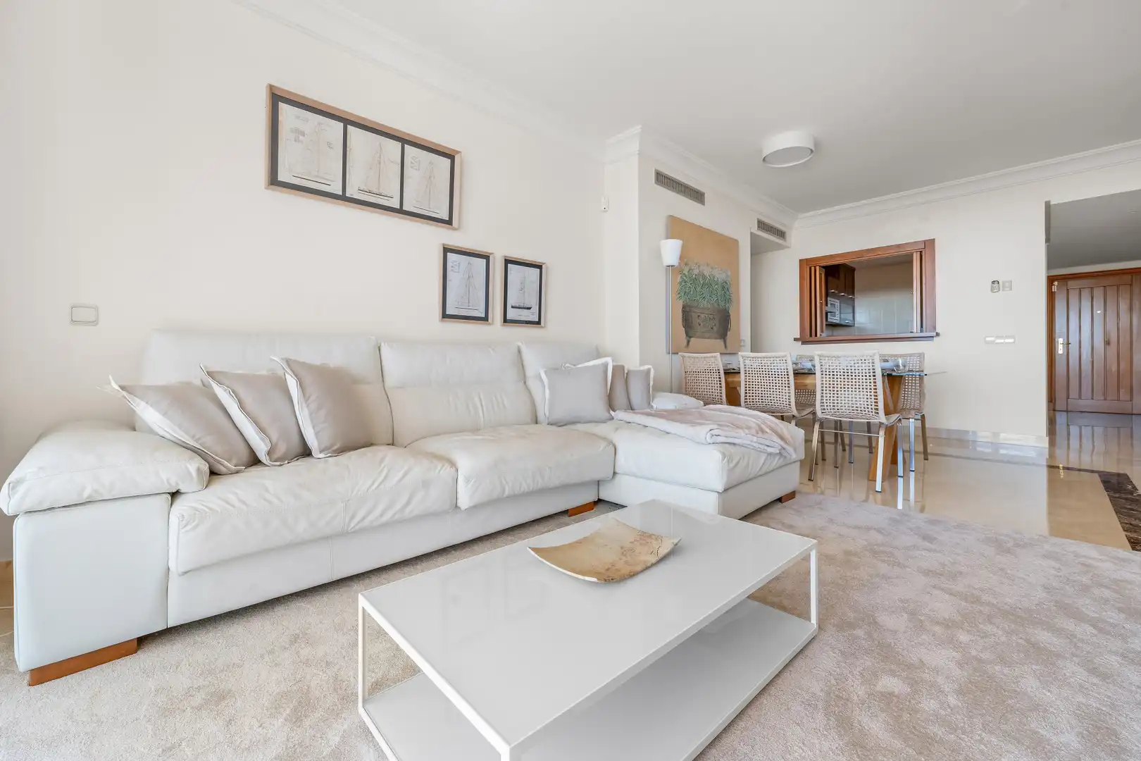 Wohnzimmer von Wohnungen zur Miete in Benahavís mit Klimaanlage, Terrasse und Schwimmbad