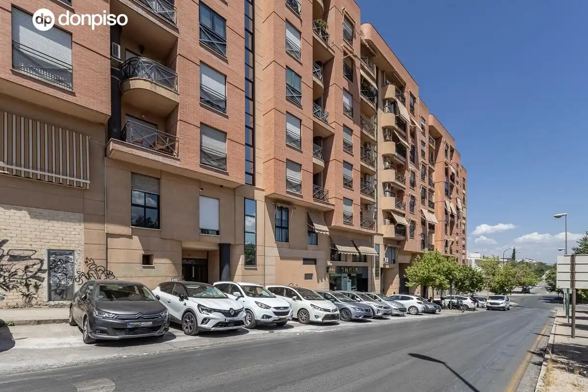 Vista exterior de Piso en venta en Granada con Aire acondicionado, Calefacción y Terraza