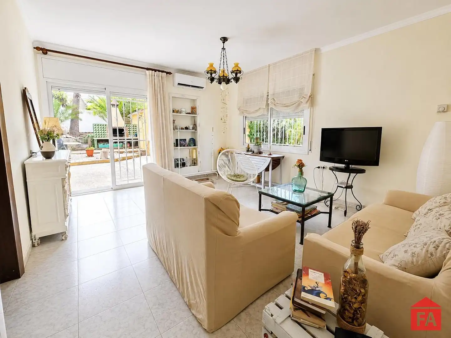 Sala d'estar de Casa o xalet en venda en El Vendrell amb Aire condicionat, Calefacció i Traster
