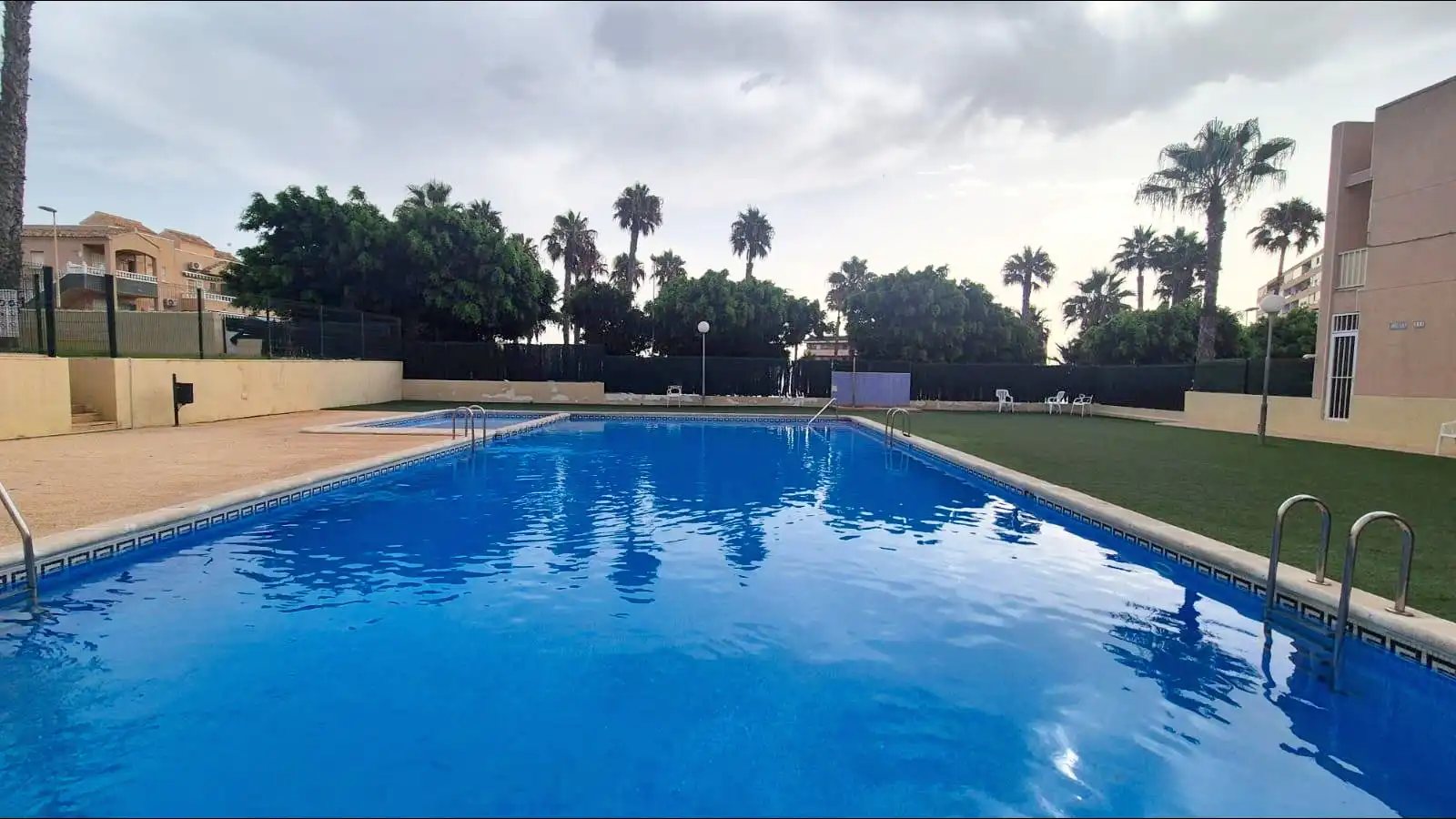 Piscina de Casa o chalet en venta en Torrevieja con Jardín privado, Amueblado y Piscina comunitaria