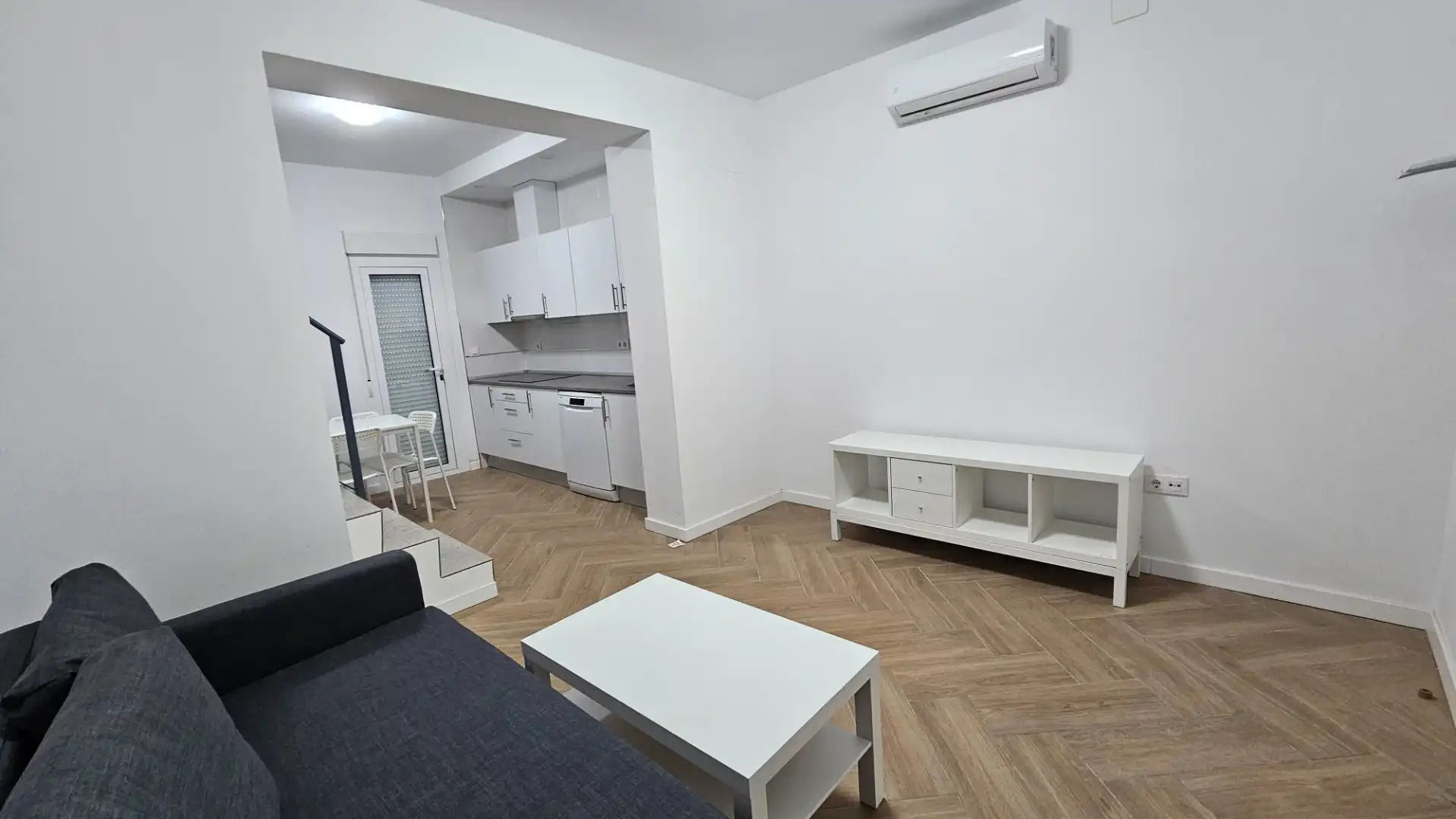 Sala d'estar de Casa o xalet en venda en La Algaba amb Aire condicionat, Calefacció i Moblat