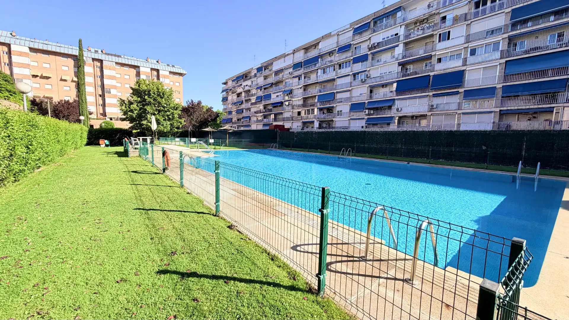 Piscina de Piso en venta en Alcorcón con Calefacción, Jardín privado y Amueblado