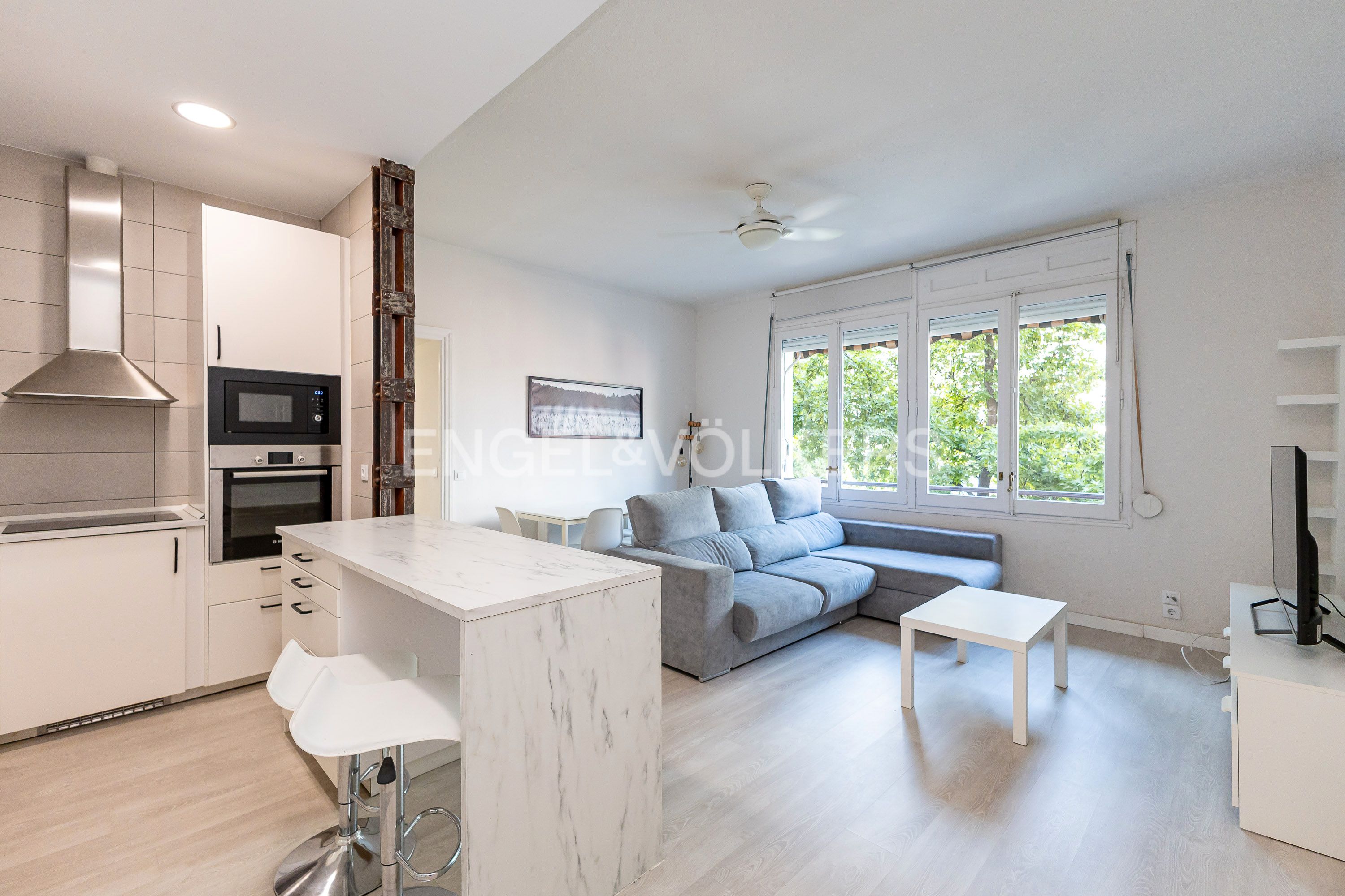 Sala d'estar de Apartament de lloguer en  Madrid Capital amb Calefacció, Parquet i Moblat