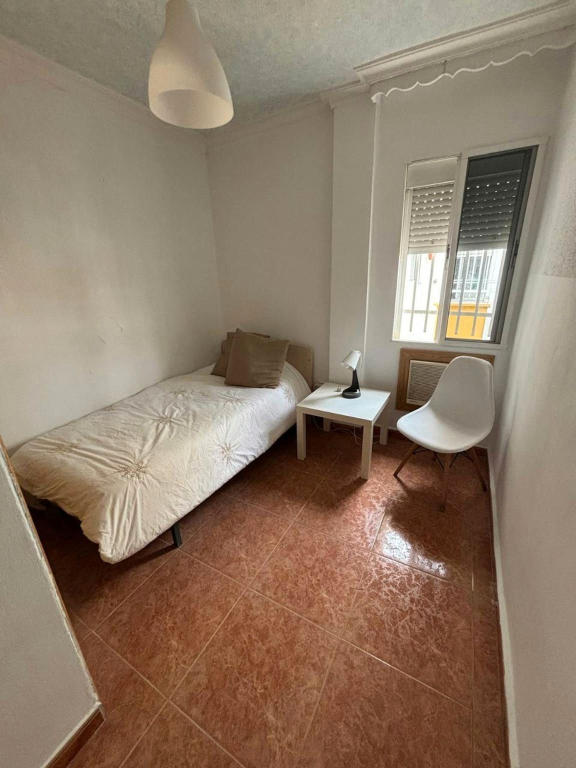Bedroom of Flat to share in  Sevilla Capital  with Air Conditioner and Washing machine