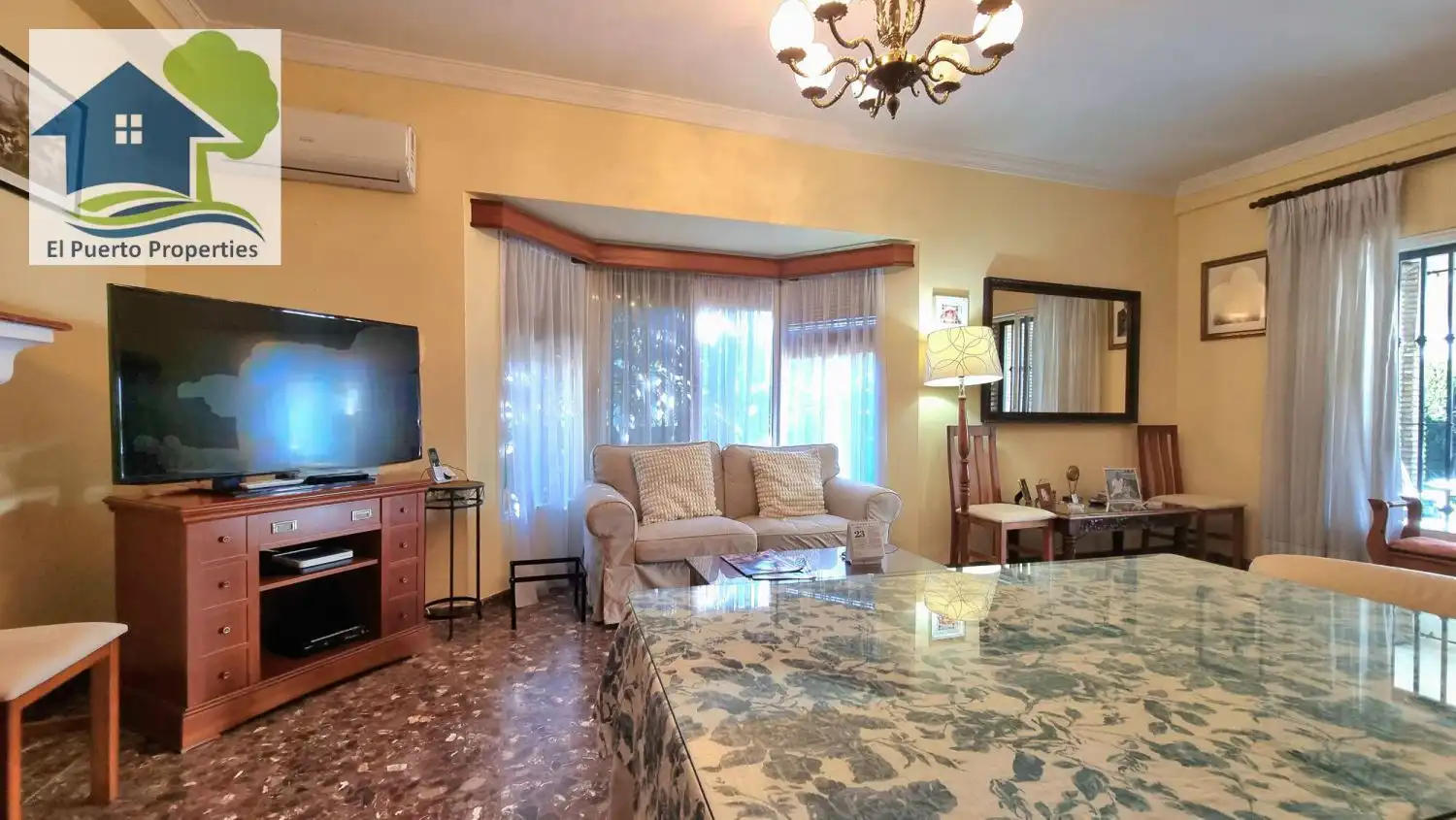 Sala d'estar de Casa o xalet en venda en El Puerto de Santa María amb Aire condicionat, Jardí privat i Traster