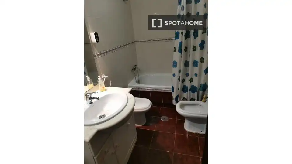 Badezimmer von Wohnung zur Miete in Madrid mit Klimaanlage, Heizung und Möbliert