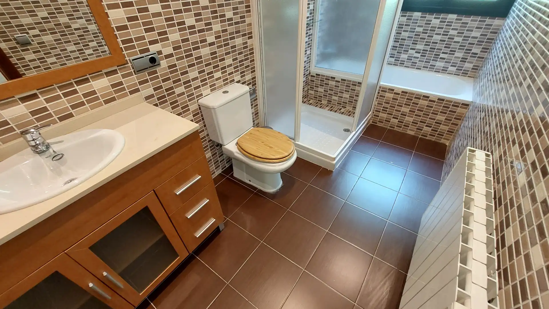 Baño de Casa adosada en venta en Vilafranca del Penedès con Aire acondicionado, Calefacción y Jardín privado