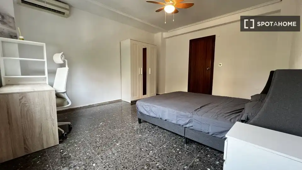 Bedroom of Flat for rent in Valencia  with Air Conditioner, Heating and Furnished