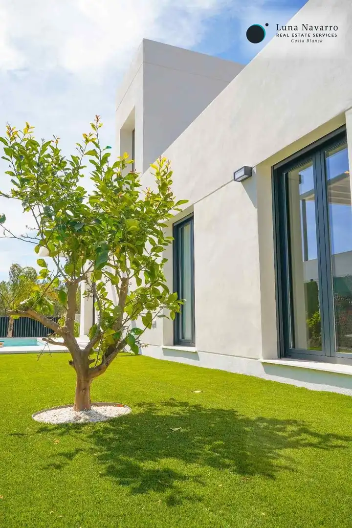 Houses for sale in Carrer Praga, Golf Bahía