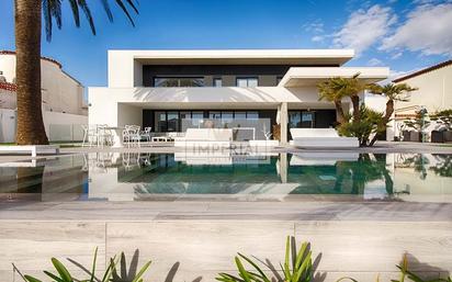 Vista exterior de Casa o xalet en venda en Empuriabrava amb Aire condicionat, Terrassa i Traster