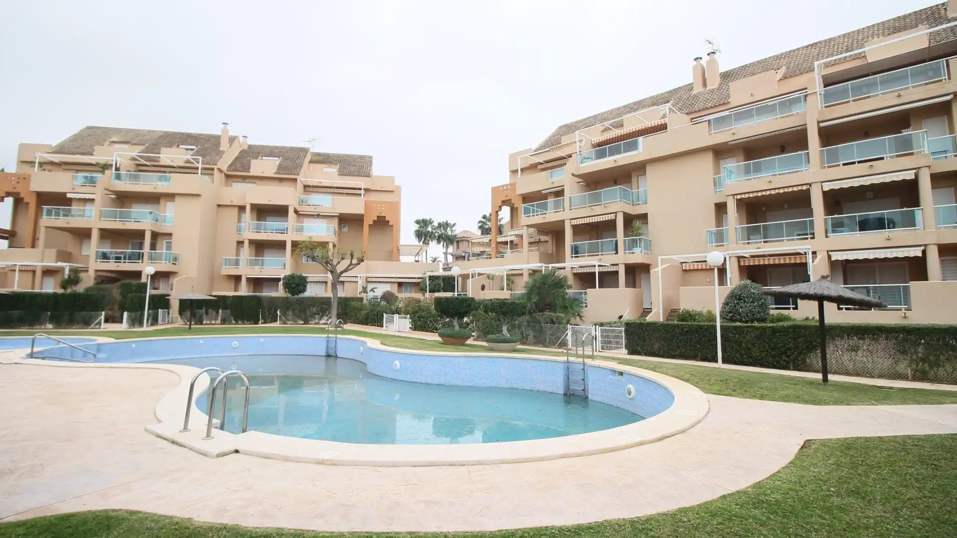 Piscina de Ático en venta en Dénia con Aire acondicionado, Terraza y Piscina comunitaria
