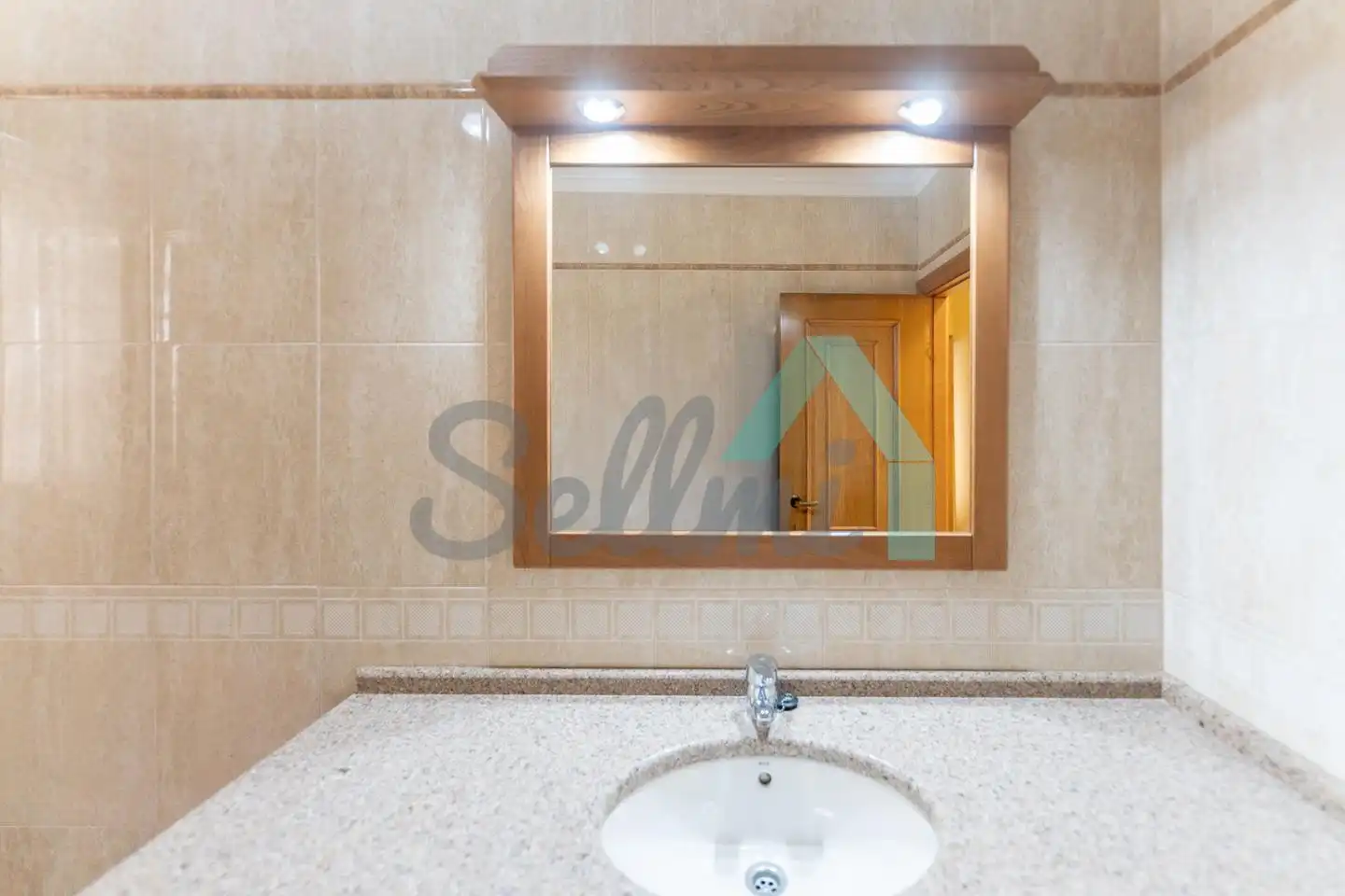Bany de Pis en venda en Avilés amb Calefacció, Parquet i Terrassa