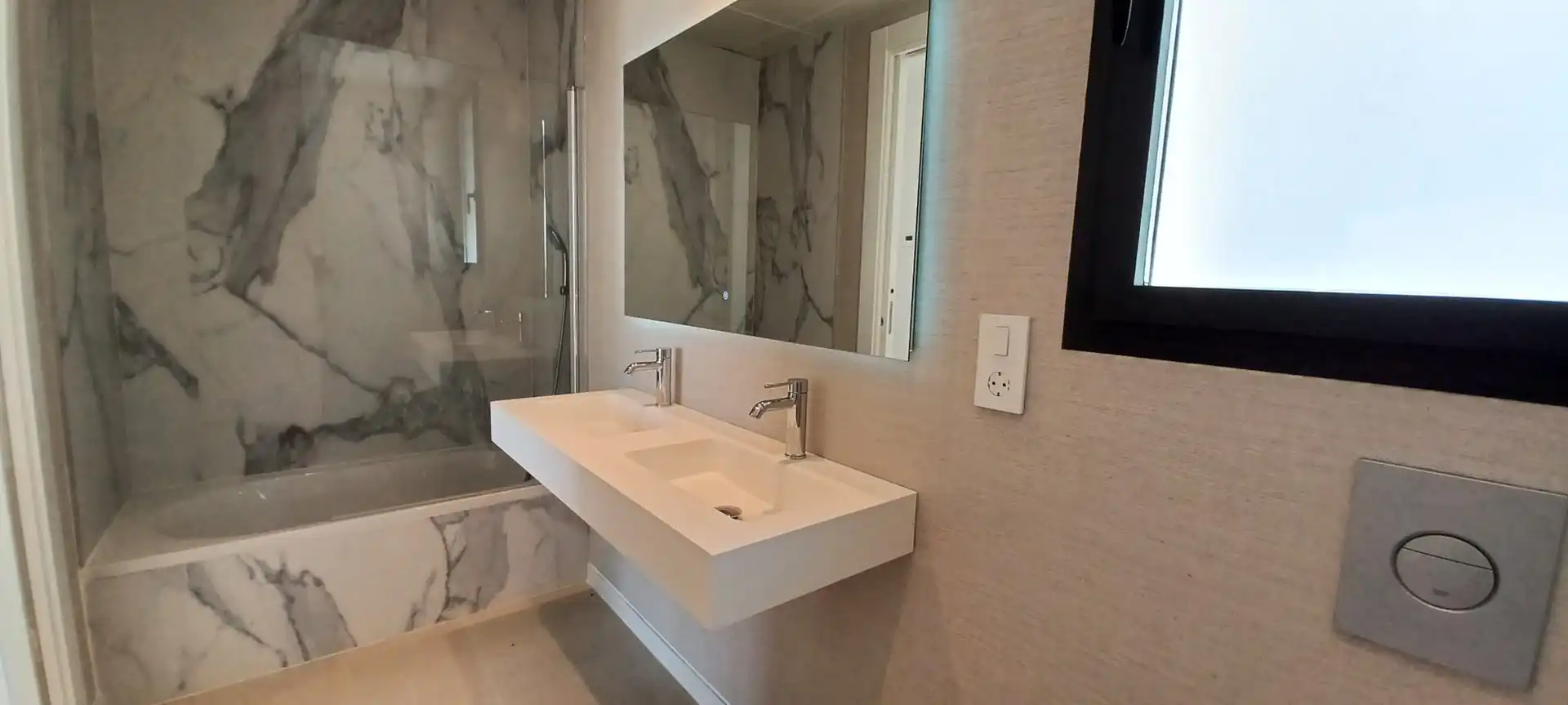 Baño de Apartamento en venta en L'Alfàs del Pi con Aire acondicionado, Calefacción y Jardín privado