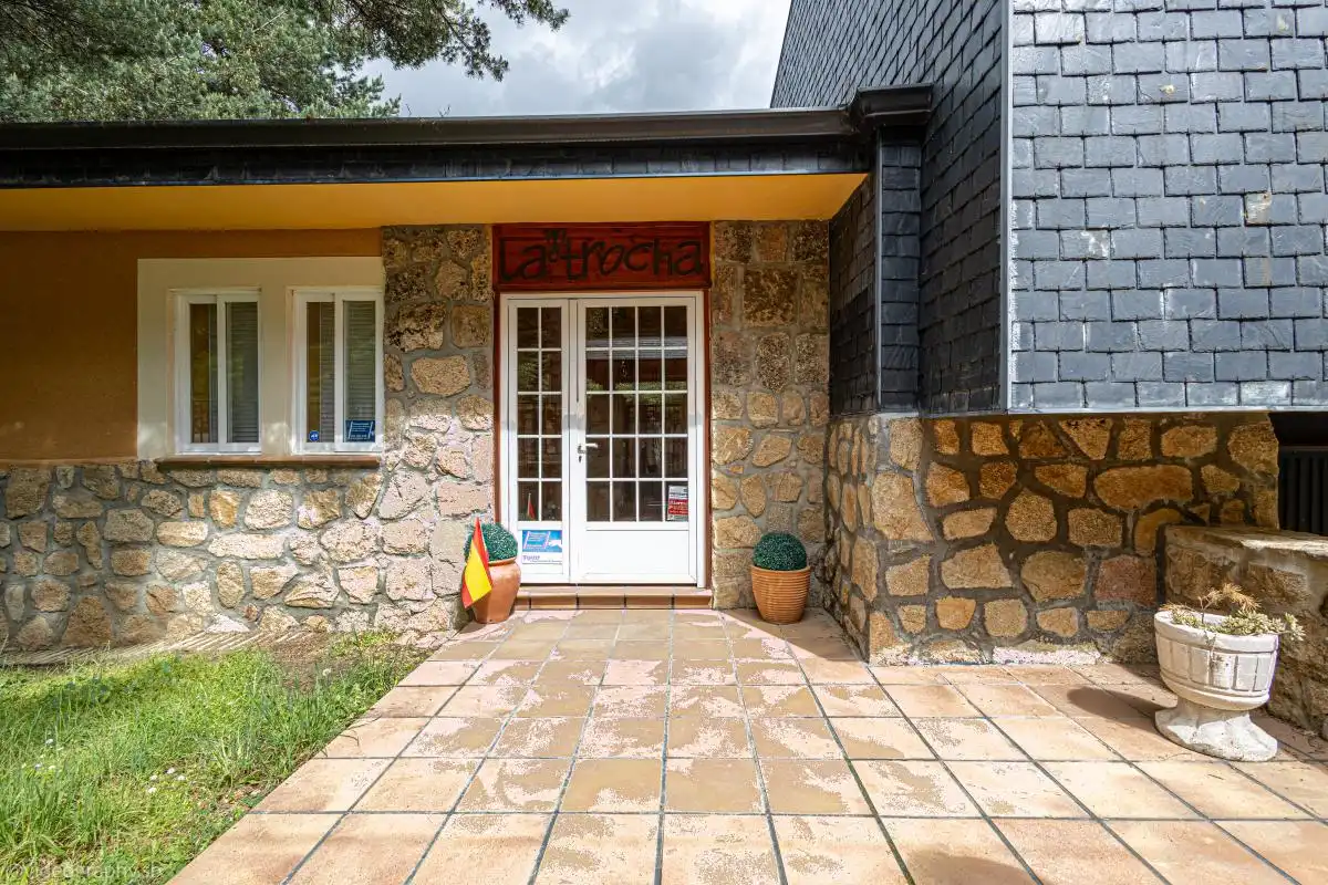 Vista exterior de Casa o xalet en venda en Collado Mediano amb Calefacció, Jardí privat i Moblat