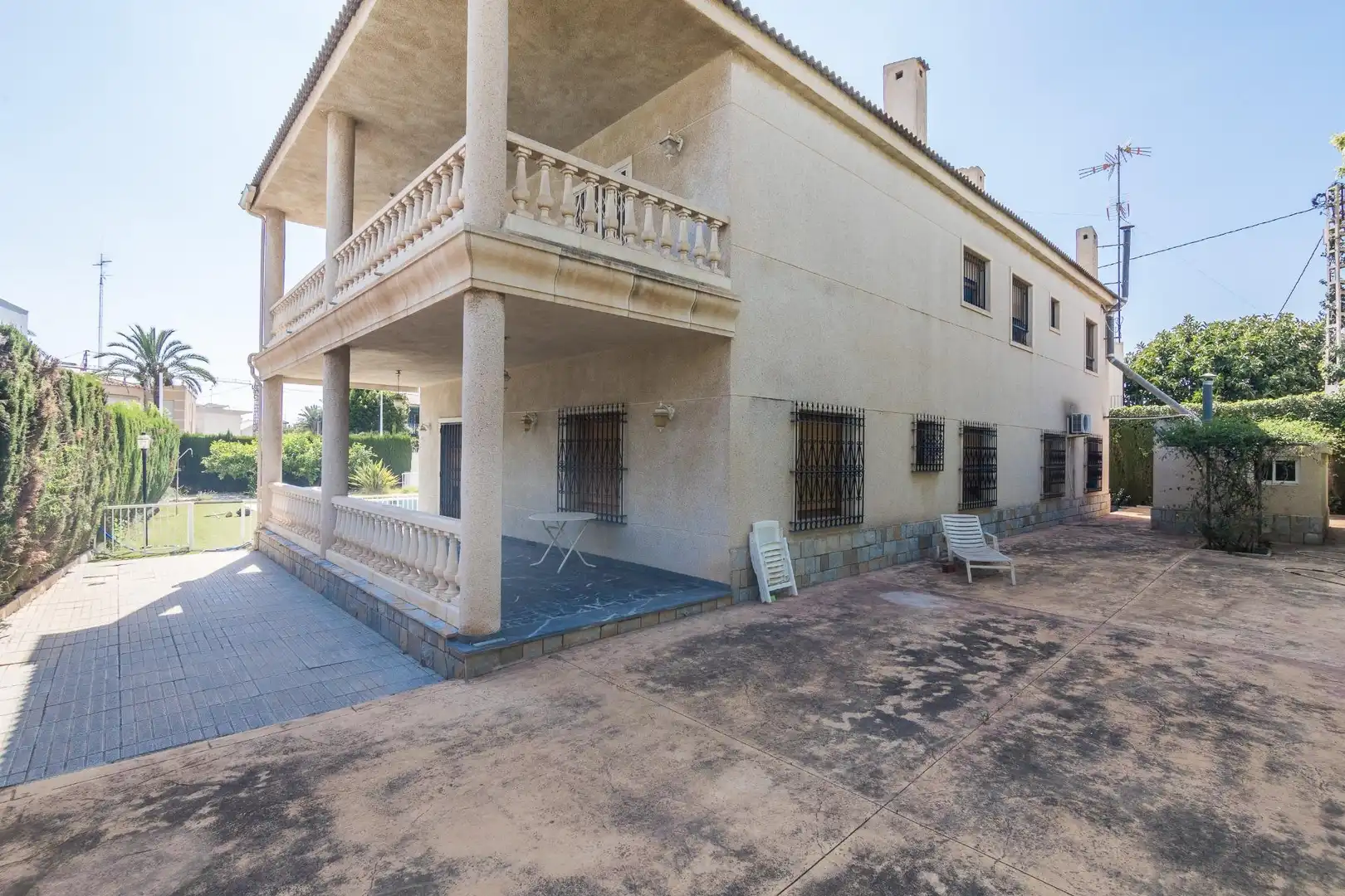 Vista exterior de Casa o xalet en venda en Elche / Elx amb Jardí privat, Terrassa i Piscina