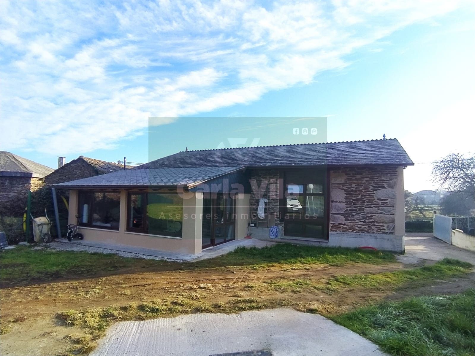 Vista exterior de Casa o xalet en venda en Lugo Capital amb Calefacció, Jardí privat i Parquet