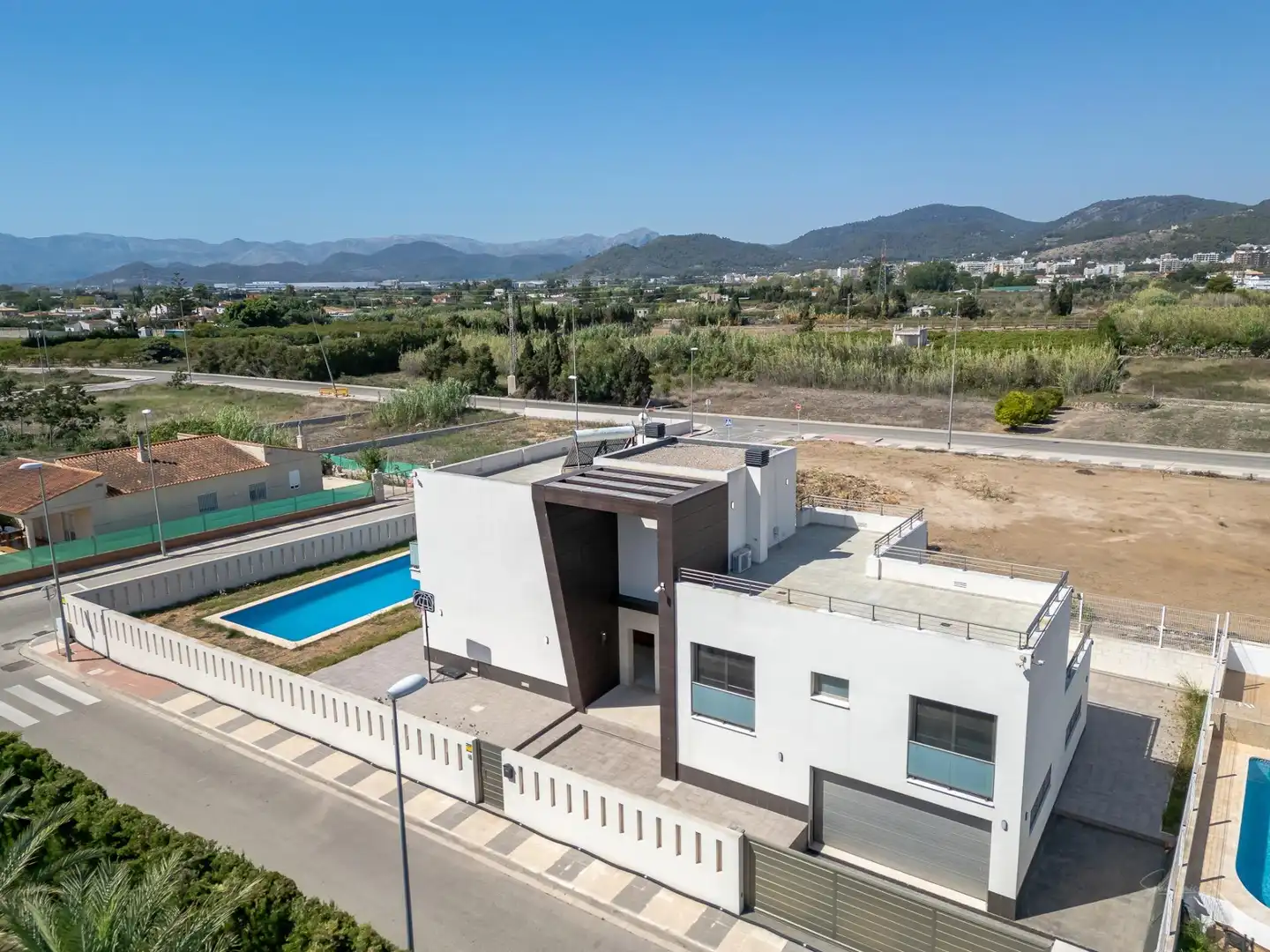 Vista exterior de Casa o xalet en venda en Oliva amb Aire condicionat, Jardí privat i Terrassa