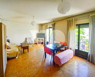 Living room of Flat for sale in  Madrid Capital  with Heating, Parquet flooring and Terrace