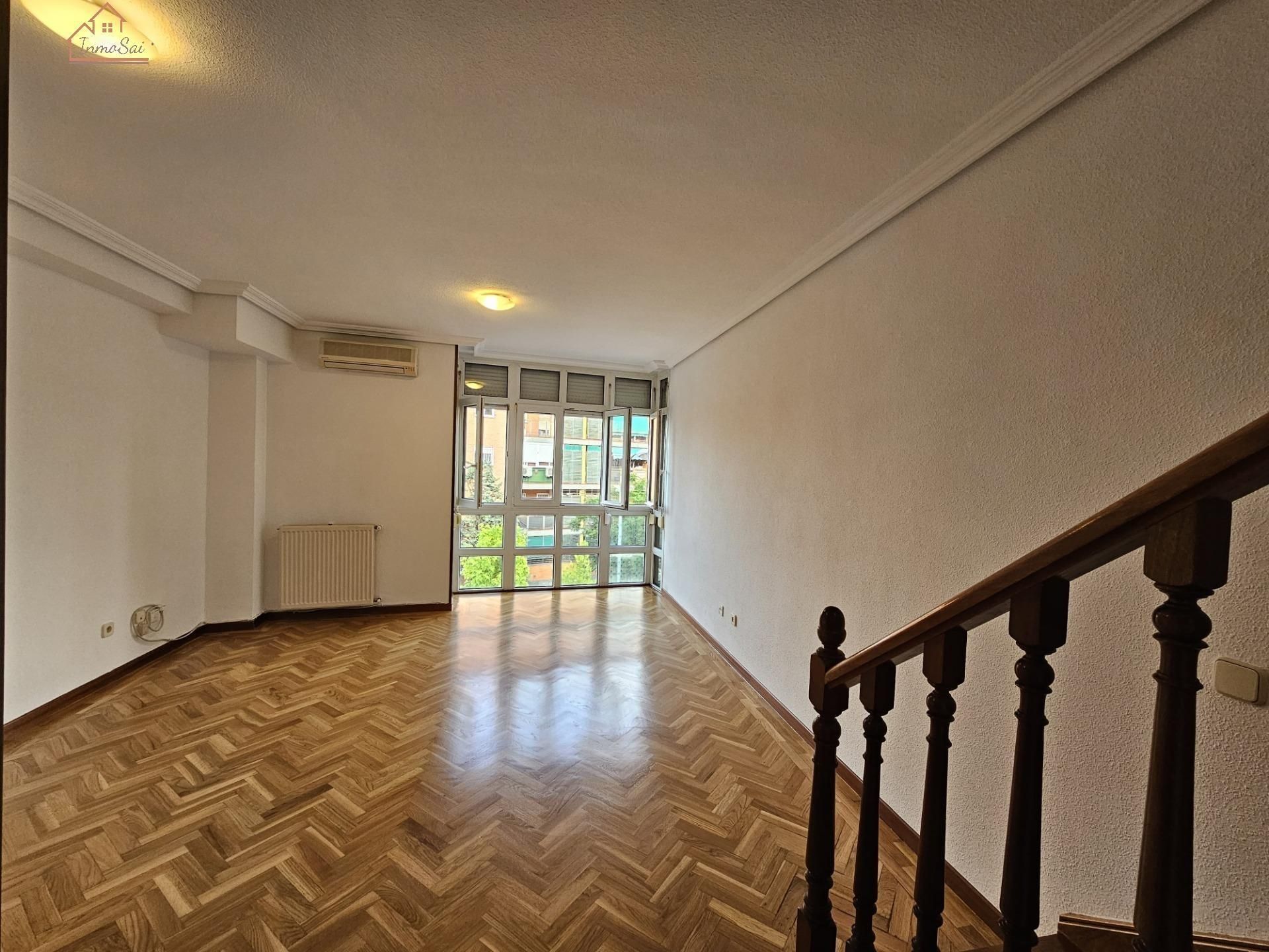 Sala d'estar de Àtic de lloguer en  Madrid Capital amb Aire condicionat, Calefacció i Terrassa