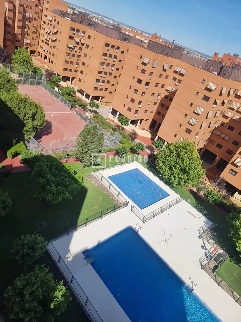 Schwimmbecken von Wohnung zum Verkauf in Madrid mit Klimaanlage, Heizung und Privatgarten