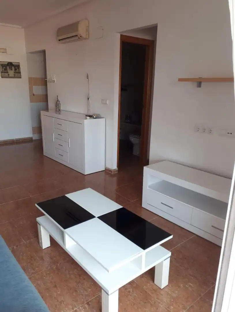 Sala d'estar de Apartament de lloguer en Torrevieja amb Aire condicionat, Calefacció i Piscina