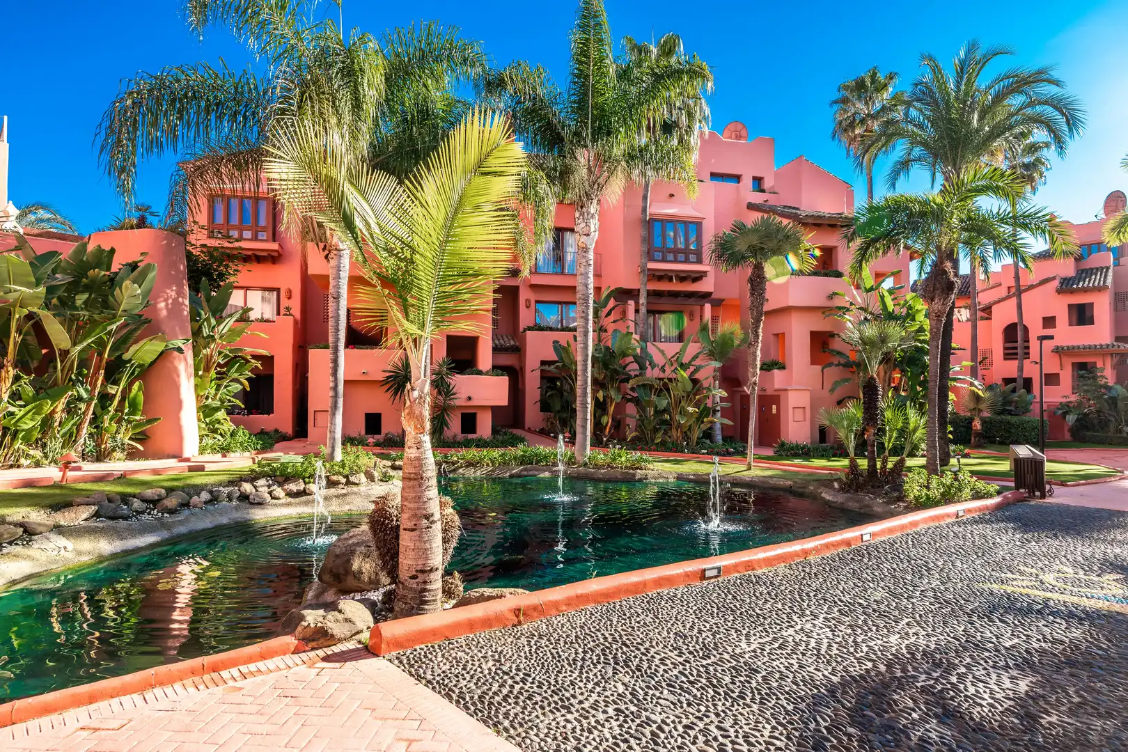 Vista exterior de Planta baja en venta en Estepona con Aire acondicionado, Calefacción y Parquet