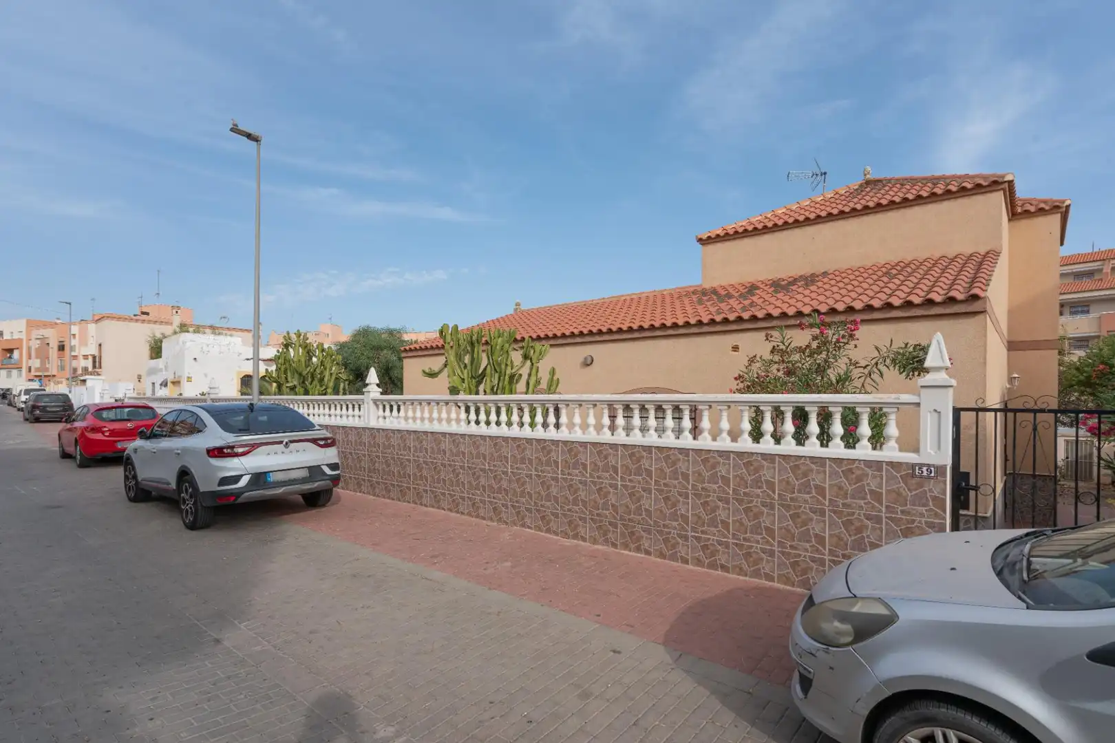 Exterior view of Houses for sale in Roquetas de Mar