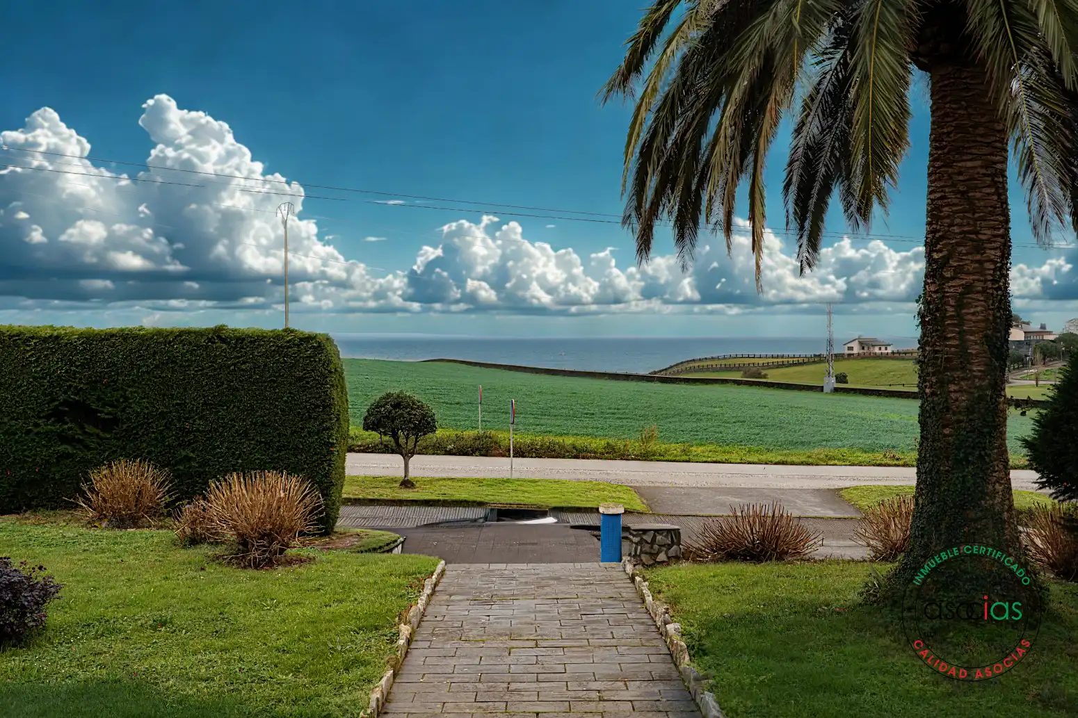 Vista exterior de Casa o xalet en venda en Navia amb Calefacció i Terrassa