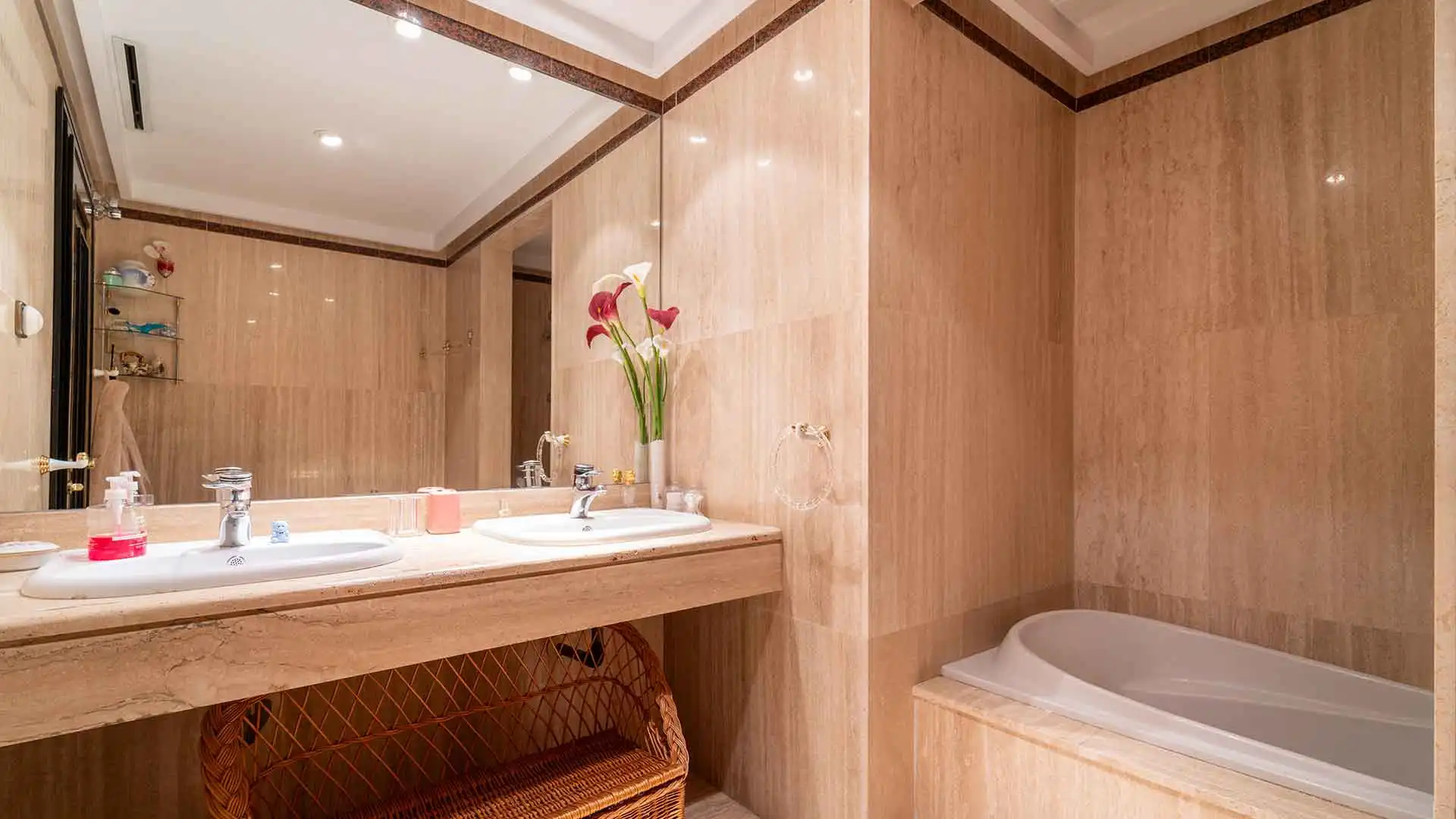 Baño de Apartamento en venta en Marbella con Aire acondicionado, Terraza y Trastero