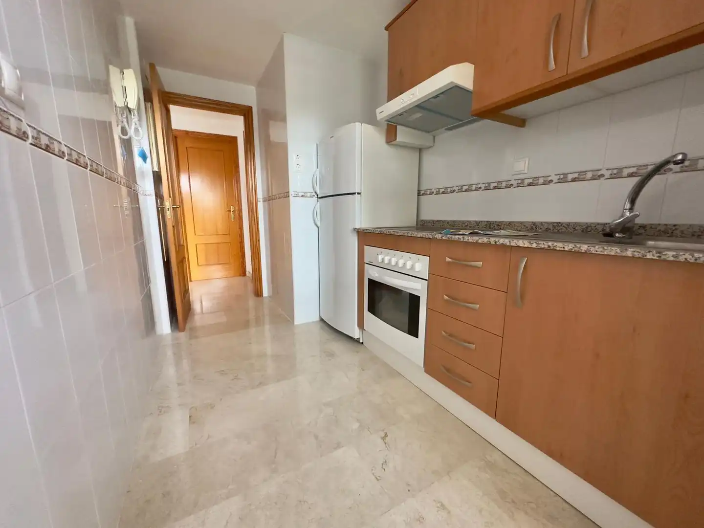 Cuina de Apartament en venda en Benidorm amb Jardí privat, Terrassa i Piscina comunitària