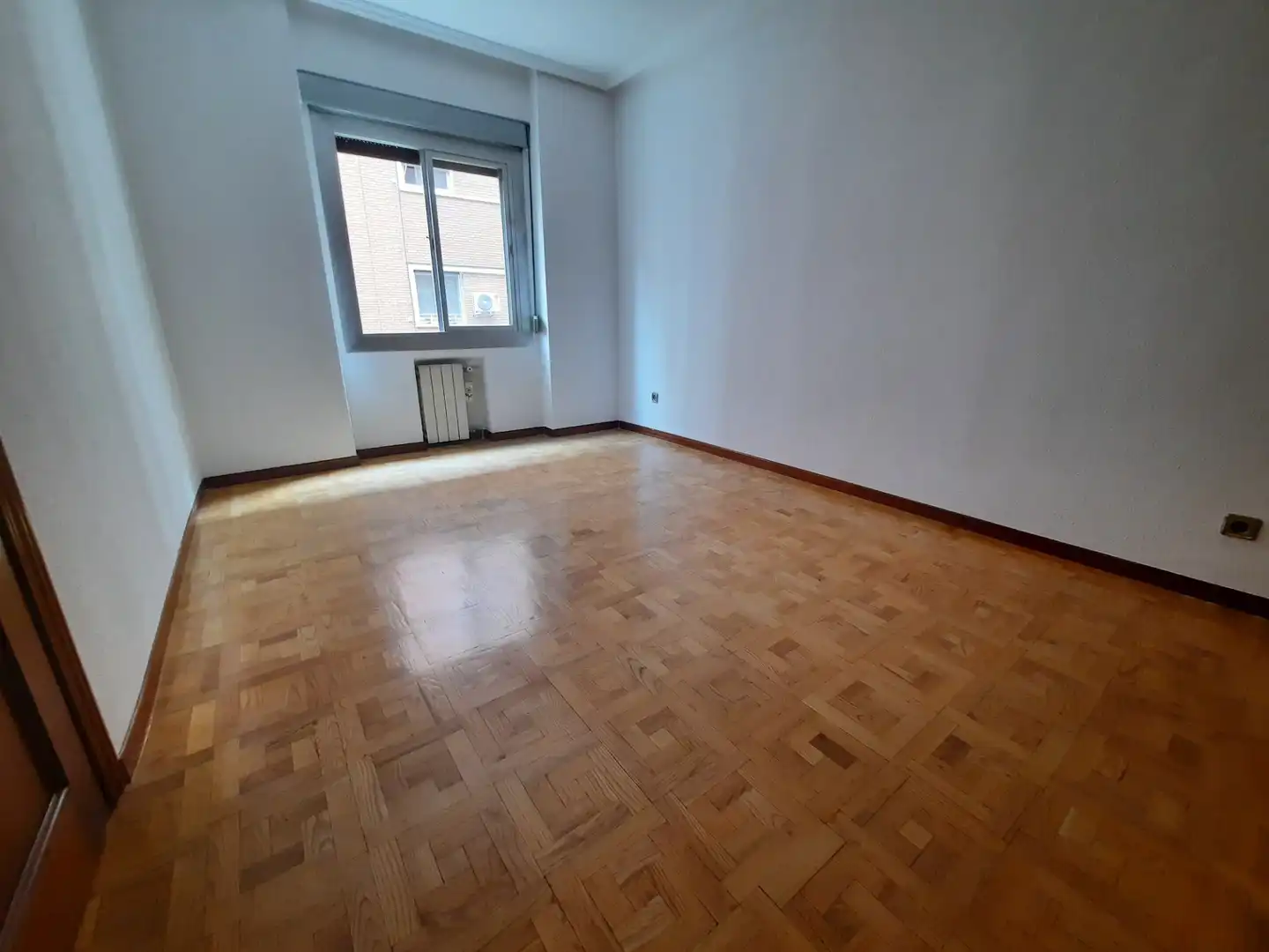 Schlafzimmer von Wohnung zur Miete in Madrid mit Klimaanlage, Heizung und Parkett