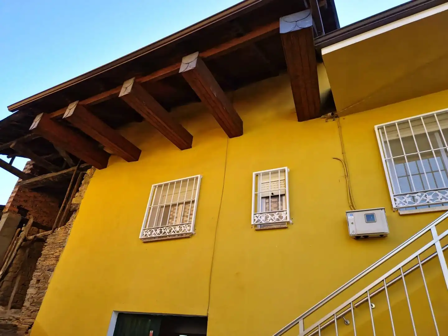 Vista exterior de Casa adosada en venta en Cacabelos con Calefacción y Balcón