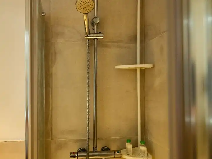 Bany de Apartament de lloguer en Madrid amb Aire condicionat, Calefacció i Moblat