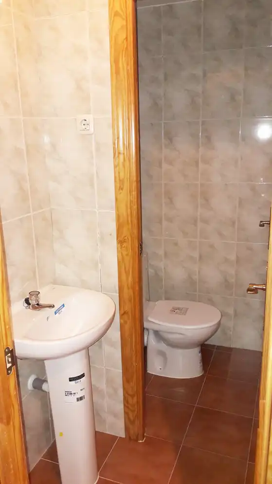 Bany de Local de lloguer en Getafe amb Aire condicionat i Parquet