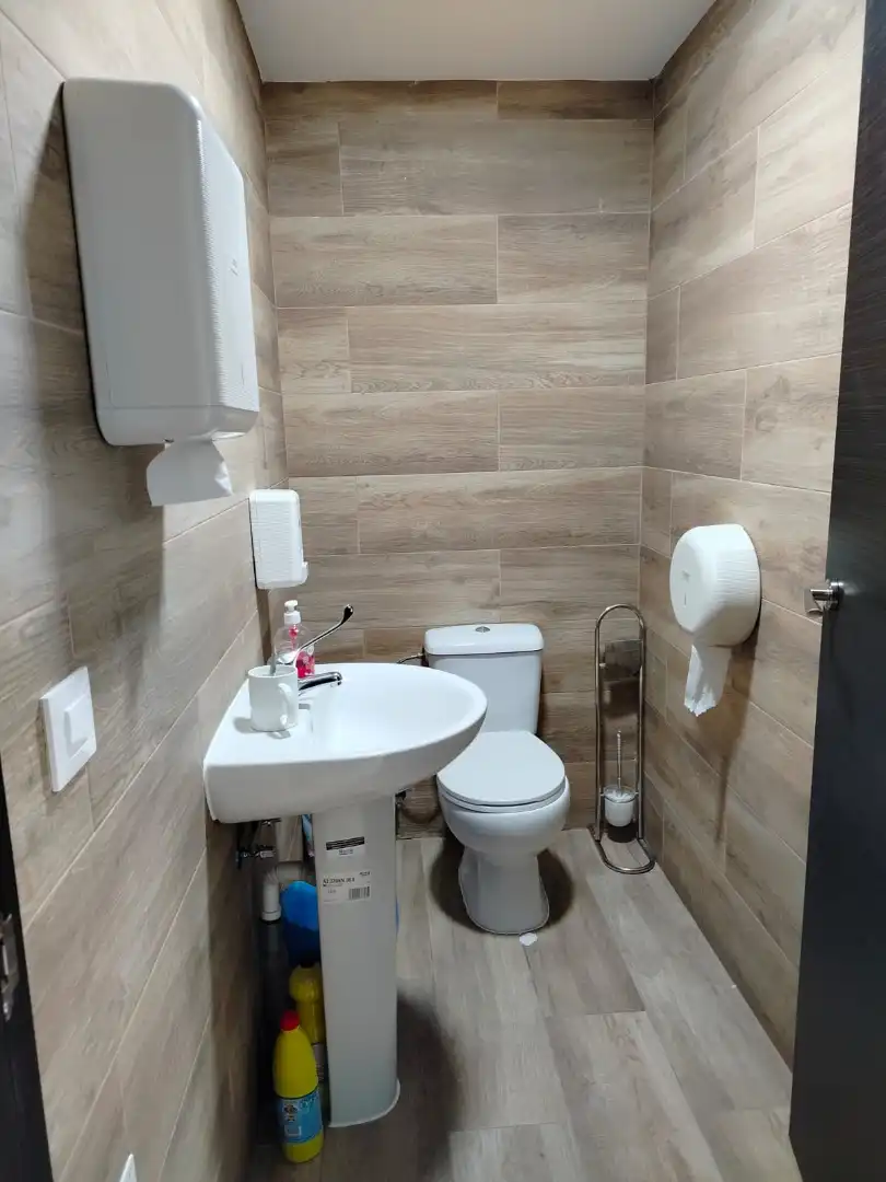 Baño de Nave industrial en traspaso en Parla con Calefacción