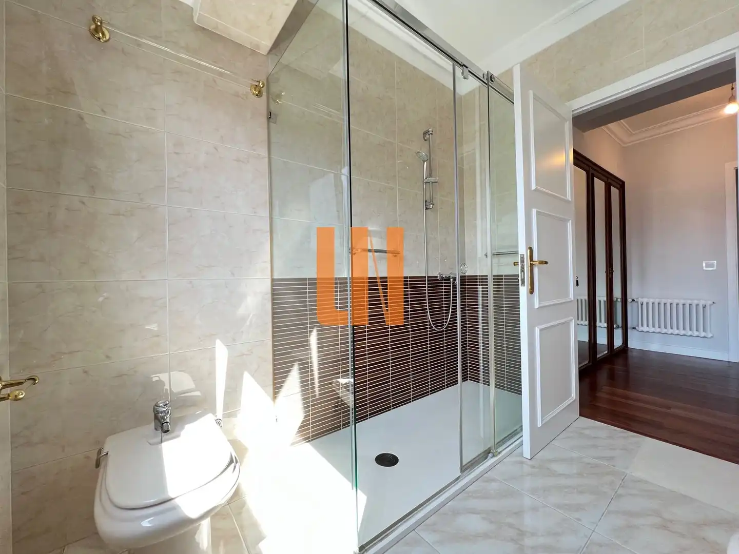 Badezimmer von Wohnung zur Miete in A Coruña Capital  mit Heizung, Parkett und Ofen