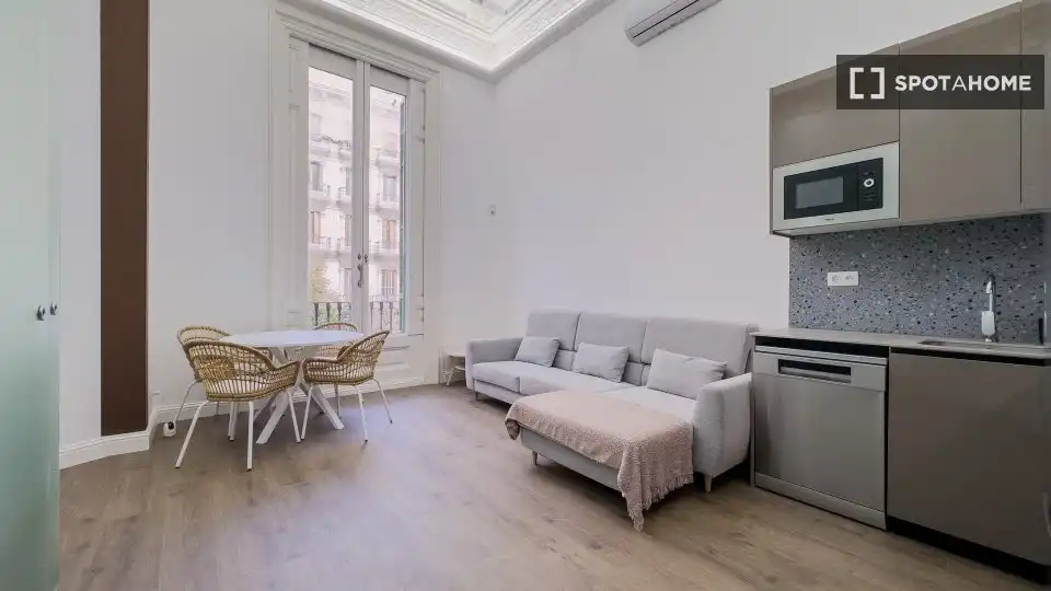 Piso con terraza en alquiler en Eixample