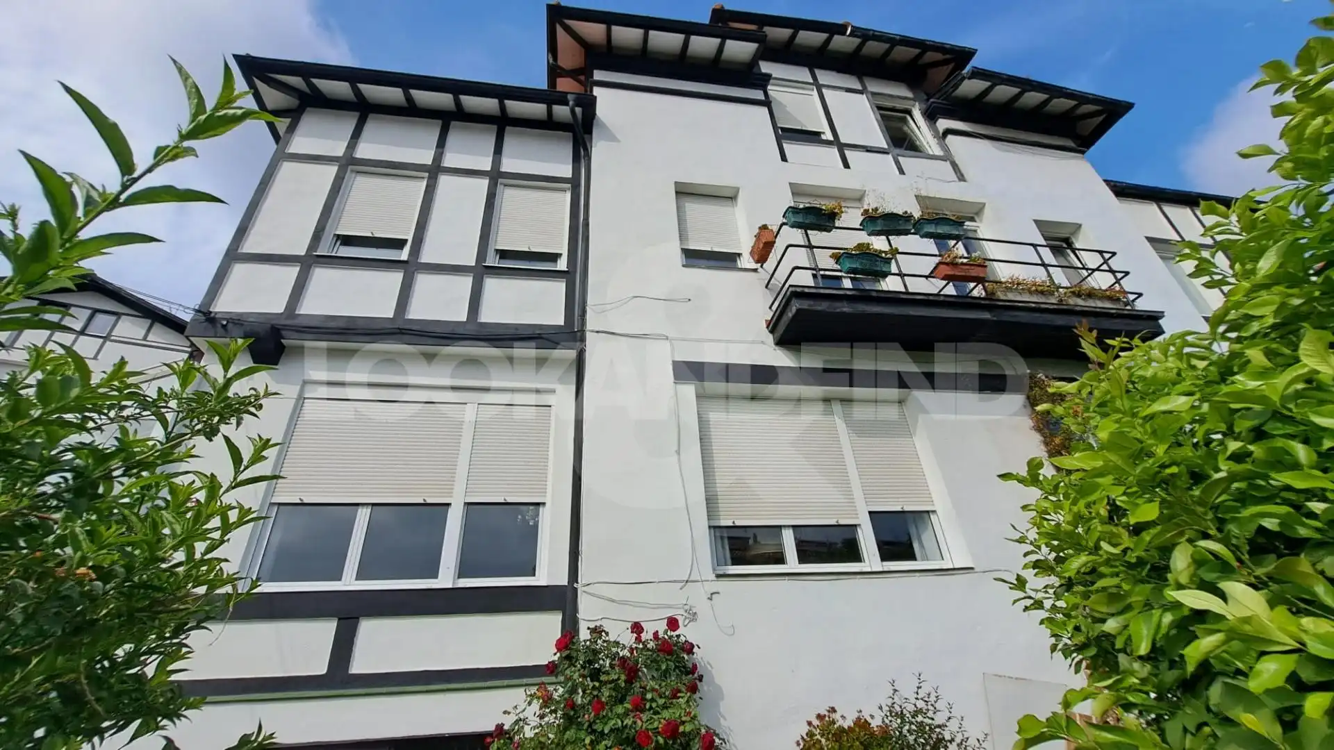 Vista exterior de Casa o xalet en venda en Bilbao  amb Calefacció, Jardí privat i Terrassa